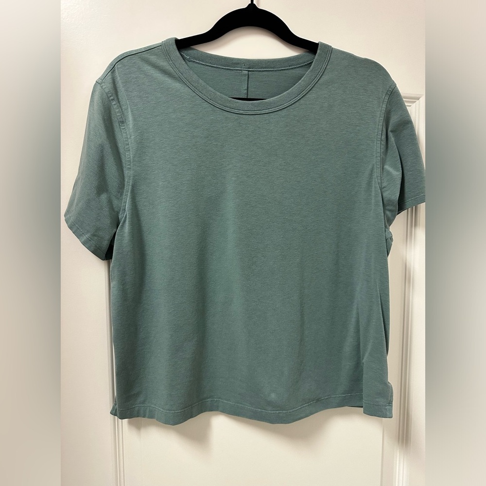 Lululemon teal blue green women’s top fits like small to medium